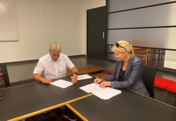 Jim Jensen fra Fødevareforbundet NNF og Pernille Grenaae skriver under på den nye overenskomst
